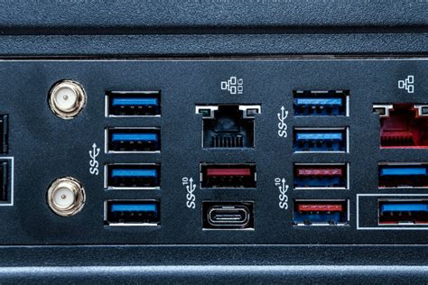 Overzicht van de USB-poorten en microSD-kaartsleuf op de H96 Max.