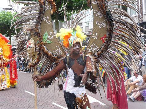 Een sfeerbeeld van het Zomercarnaval in Rotterdam, een evenement waar Mitchel en zijn team bij betrokken zijn.