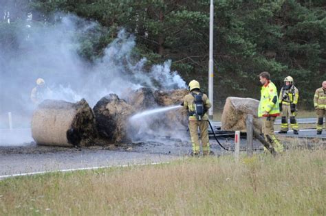 Foto van brandende hooibalen op een snelweg