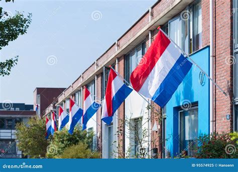 een straat in Berlijn versierd met Nederlandse vlaggen en supporters