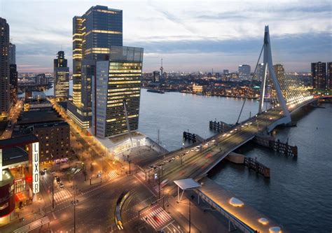 Het KPN Hoofdkantoor in Rotterdam met de kenmerkende lichtwand