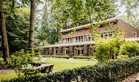 illustratie van een hospice met zacht licht en verzorgend personeel