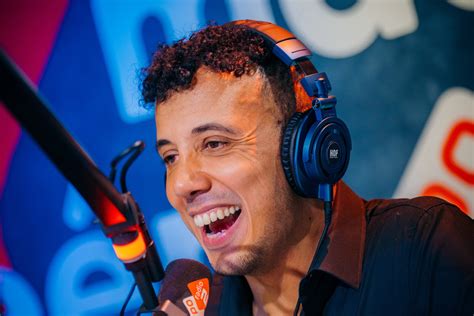 Foto van Morad El Ouakili, lachend in een studio setting