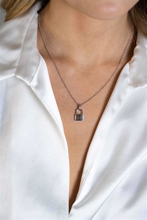 Illustratie van een USB-stick met een slotje en een groot bestand dat er niet op past, met een verwijzing naar het FAT32-bestandssysteem.