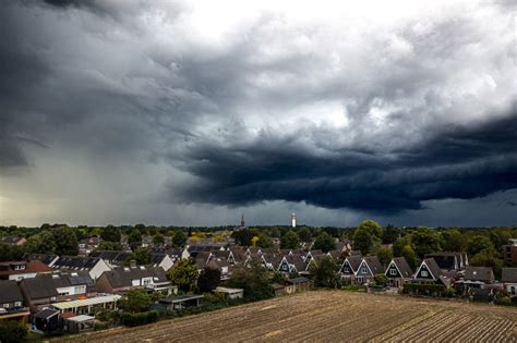 illustratie van winterse buien met hagel en onweer