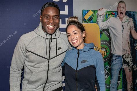 Foto van Nienke Plas en Resley Stjeward, lachend en samenwerkend