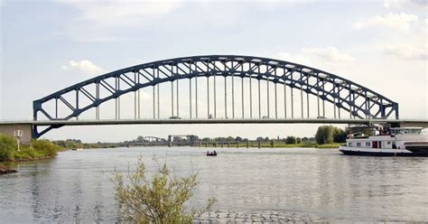 illustratie van Andreas onder de bruggen van de Seine
