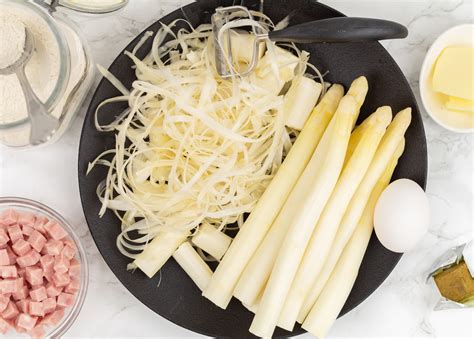 illustratie van verse asperges, schillen en kontjes