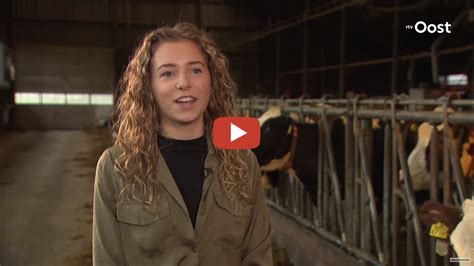 Meisje leest een persoonlijk verhaal voor op het Malieveld tijdens een boerenprotest.