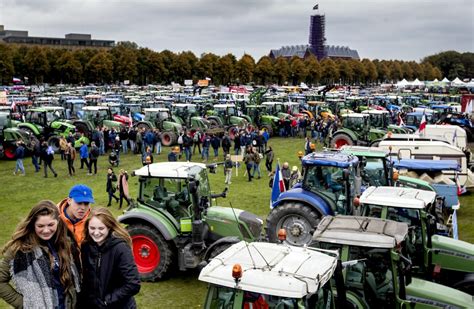 Tractoren geparkeerd op het Malieveld tijdens een boerenprotest in Den Haag.