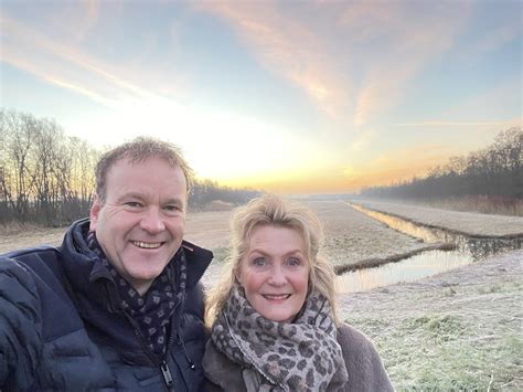 Een stel dat elkaar voor het eerst ontmoet tijdens een blind date