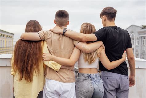 Twee tieners die zenuwachtig op hun date wachten in een restaurant