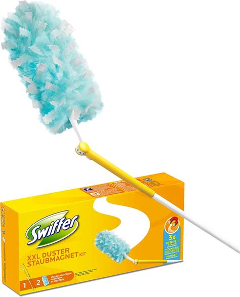 Een Swiffer Duster die stof opvangt, met een visuele weergave van de grijze kleur die de opname van stof aangeeft.
