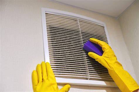Illustratie van ventilatieroosters die worden schoongemaakt met een stoffer en een vochtige doek.