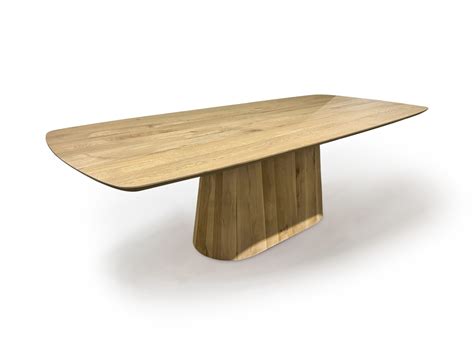 Een scène aan een eettafel met Arnav en Khushi, met een mix van spanning en zorg