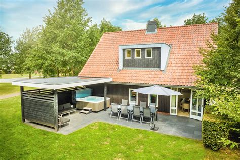 Vergelijking van de accommodatie van Estée en Taïf in 2021 en 2025, met een focus op een eigen huis buiten het terrein in 2025.