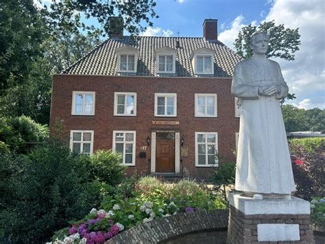 Illustratie van een oude pastorie die wordt omgebouwd tot een luxe chambre d'hôtes met zwembad.