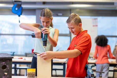 Foto van IKEA-medewerkers die werken met geautomatiseerde systemen