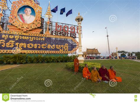 Foto van boeddhistische monniken die offers ontvangen van Cambodjaanse burgers