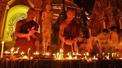 Illustratie van boeddhistische rituelen tijdens Vesak: brandende kaarsen, wierook en gebeden