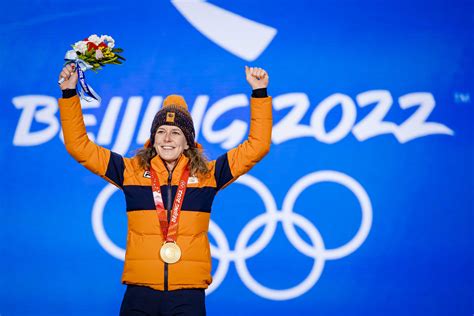 Een foto van Ireen Wüst die een medaille ontvangt tijdens de Olympische Spelen.
