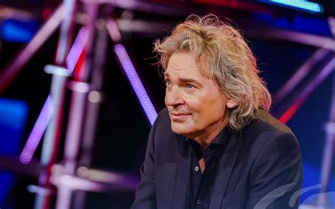 Een foto van Matthijs van Nieuwkerk tijdens een interview of televisieoptreden.