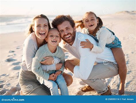 een gezin dat blij is met hun verbouwde woonkamer