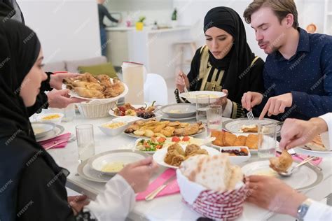 Groep moslims die het vasten verbreken in een centrum in Rotterdam