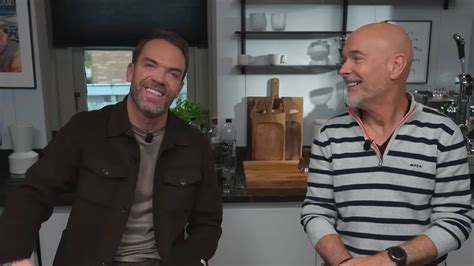 Rob Kamphues en Robert Doornbos in gesprek tijdens een Formule 1-uitzending