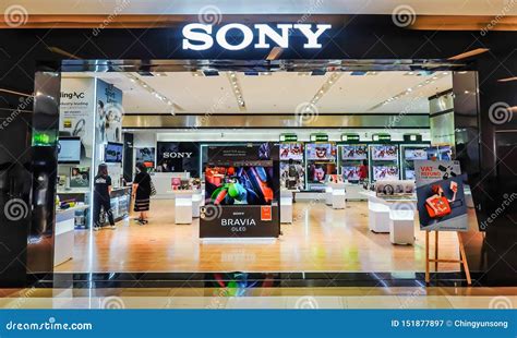Illustratie van het Sony logo en diverse elektronische producten van Sony