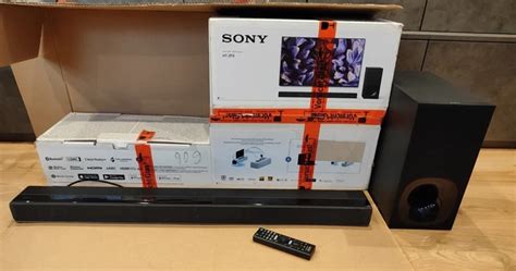 Foto van de inhoud van de verpakking van de Sony HT-ZF9, inclusief soundbar, subwoofer en accessoires