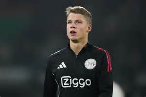 Sean Steur in duel tijdens een voetbalwedstrijd