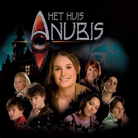 Illustratie van de hoofdpersonages van Het Huis Anubis, staand voor het iconische huis.