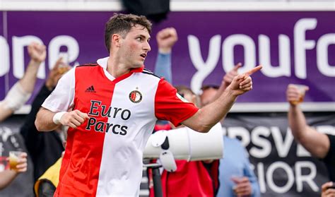 een foto van Santiago Giménez die scoort