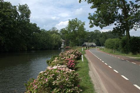 Fietser op een pad langs de rivier de Vecht
