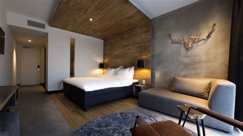 Luxe hotelkamer met een groot bed en moderne inrichting