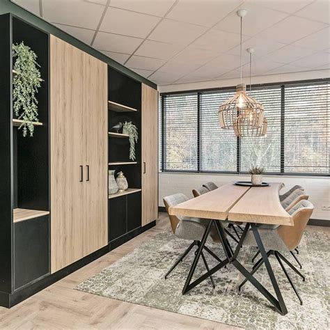 Moderne vergaderzaal met een conferentietafel en stoelen