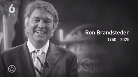 Foto van Ron Brandsteder in zijn jonge jaren, lachend voor de camera