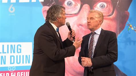Foto van Ron Brandsteder en André van Duin samen op het podium