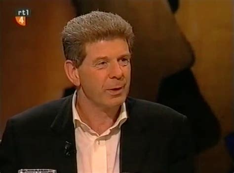 Frits Barend en Henk van Dorp aan tafel met gasten