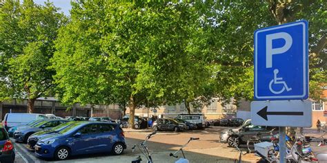parkeergelegenheid bij Rhijnhof Leiden met parkeerplaatsen voor gehandicapten en oplaadpunten voor elektrische auto's