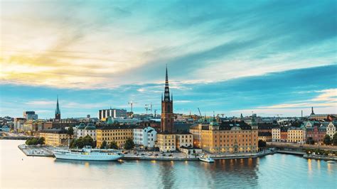 Een sfeervolle foto van Stockholm, de stad waar de serie zich afspeelt, met de nadruk op de politiebureaus of herkenbare locaties.