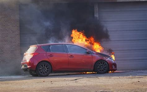 Illustratie van een parkeergarage met brandende auto