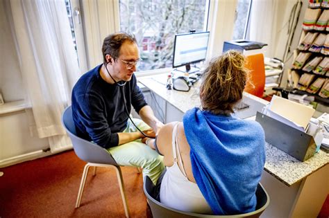 Dr. Martin Gruber die een patiënt onderzoekt in zijn praktijk