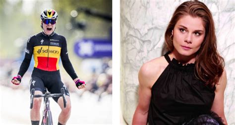 Foto van Lotte Kopecky tijdens een kasseistroken race