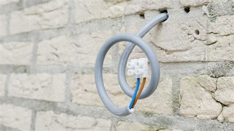 Schema van een kabel die netjes in de muur wordt weggewerkt