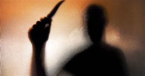 Illustratie van Dexter die een seriemoordenaar achtervolgt