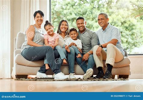 Illustratie van een huiskamer met een gezin dat film kijkt op een groot scherm, met het Pathé Thuis logo.