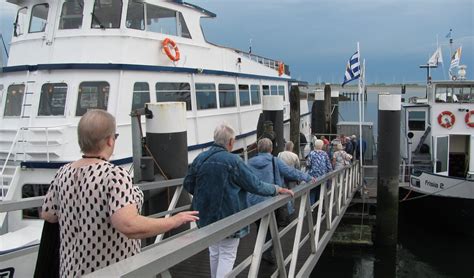historische foto van Nederlandse emigranten die aan boord van een schip gaan
