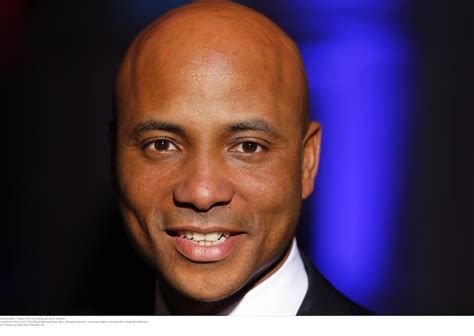 Humberto Tan als presentator van RTL Late Night